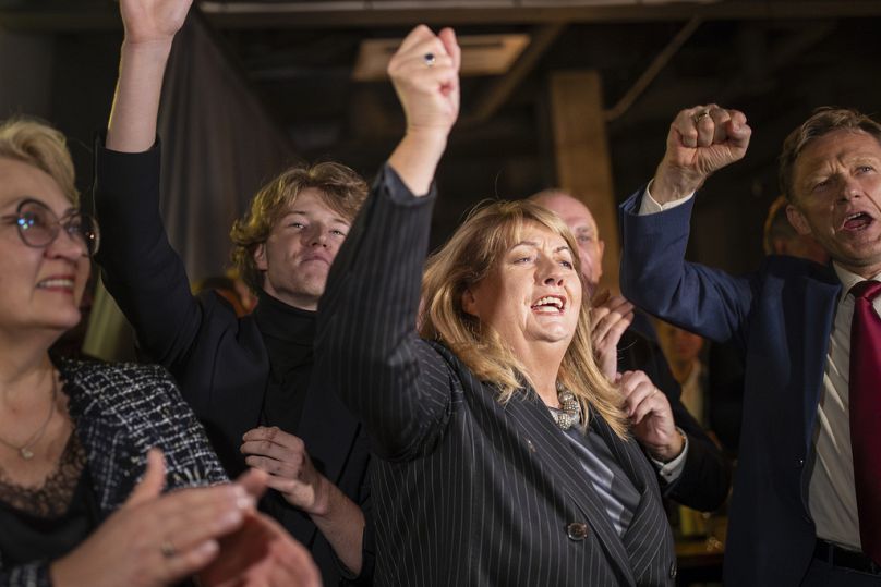 La leader del Partito socialdemocratico Vilija Blinkeviciute, al centro, festeggia la vittoria al primo turno delle elezioni parlamentari, Vilnius, Lituania, 13 ottobre 2024