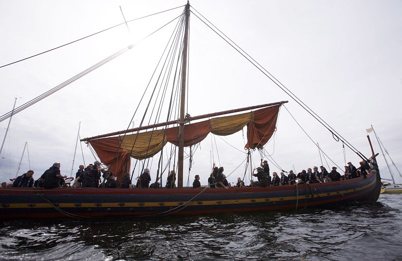 Bir Viking gemisinin mürettebatı Roskilde kentindeki fiyorttan ayrılıyor.