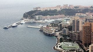 Una donna seduta sul ponte di uno yacht