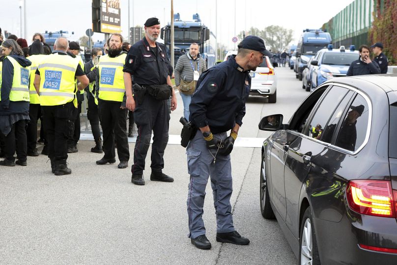 Polizia effettua controlli prima della partita di calcio di Nations League tra Italia e Israele, Udine, 14 ottobre 2024