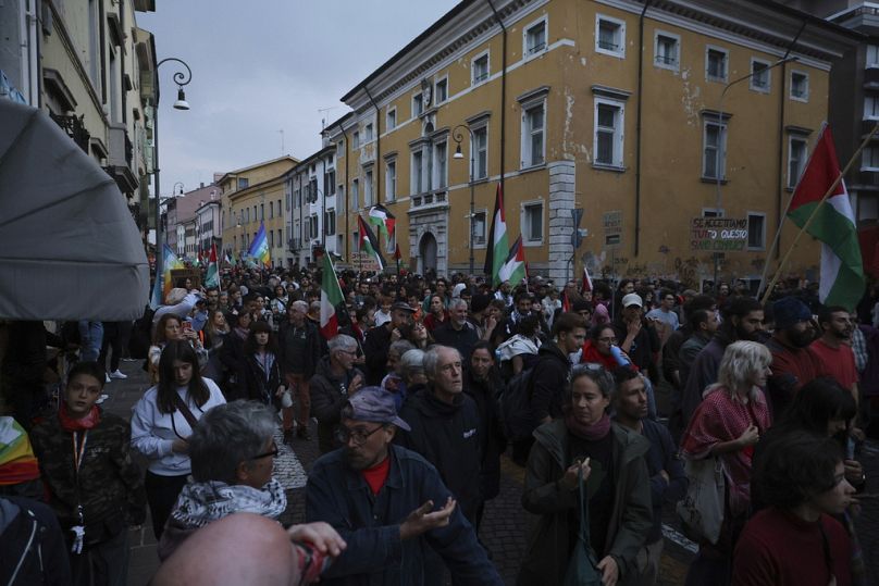 Manifestanti partecipano al corteo pro Palestina prima della partita tra Italia e Israele a Udine, 14 ottobre 2024