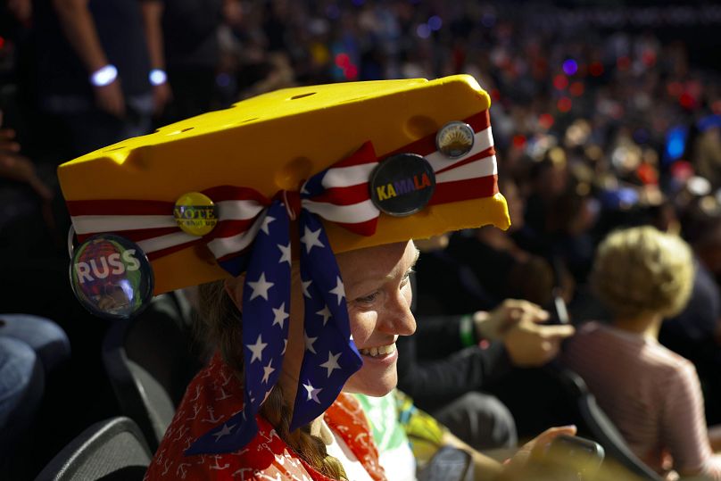 Una donna nel Wisconsin fa campagna elettorale per la vice presidente Kamala Harris a Milwaukee.