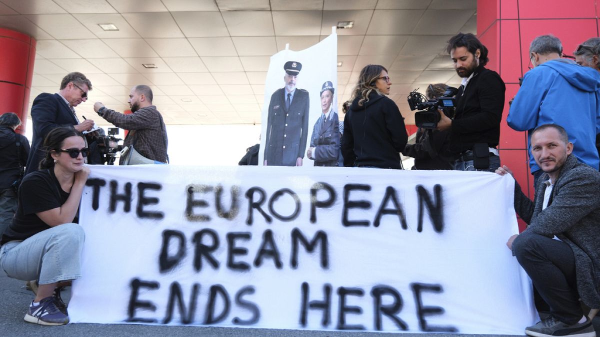 Manifestation contre le transfert de migrants secourus par l'Italie en Albanie