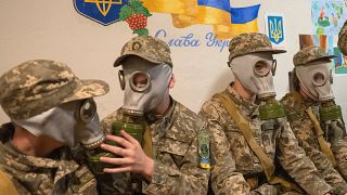 Cadetti ucraini si esercitano a provare le maschere antigas durante una lezione in un rifugio antiatomico a Kiev.