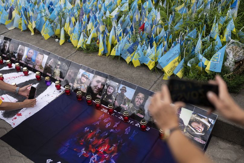 Prisioneros de guerra ucranianos muertos en las explosiones en el cuartel controlado por Rusia en Olenivka se colocan alrededor de un monumento en Kiev, el 29 de julio.