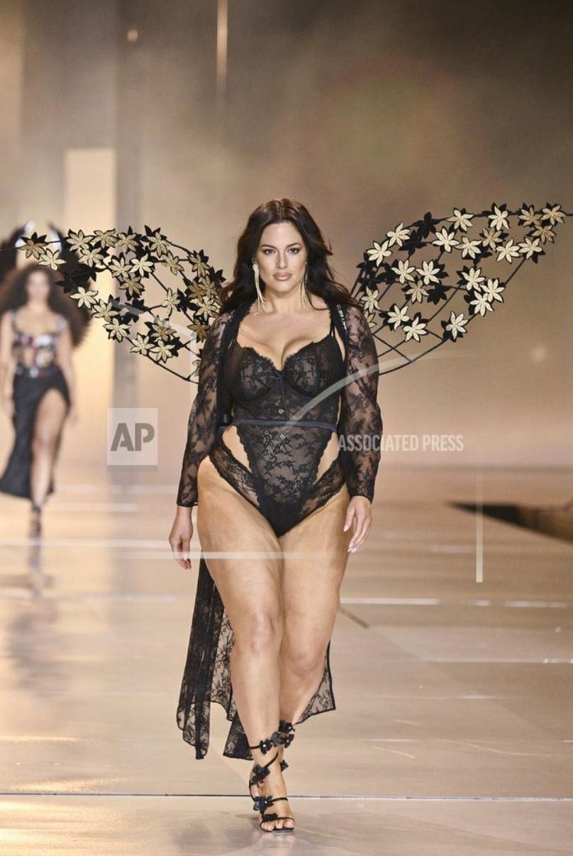 Ashley Graham camina por la pasarela durante el desfile de moda de Victoria's Secret el martes 15 de octubre de 2024, en el distrito de Brooklyn de Nueva York.