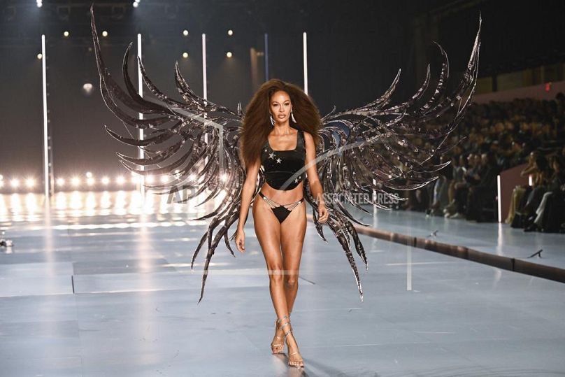 Joan Smalls camina por la pasarela durante el desfile de moda de Victoria's Secret el martes 15 de octubre de 2024, en el distrito de Brooklyn de Nueva York.