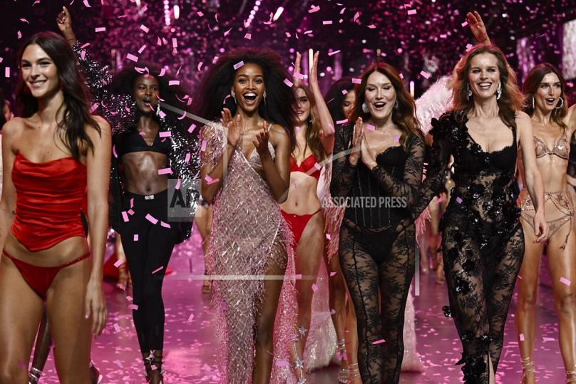 Vittoria Ceretti, de izquierda a derecha, Layla Etengan, Joan Smalls, Carla Bruni, Eva Herzigova y Andreea Diaconu caminan por la pasarela durante el desfile de moda