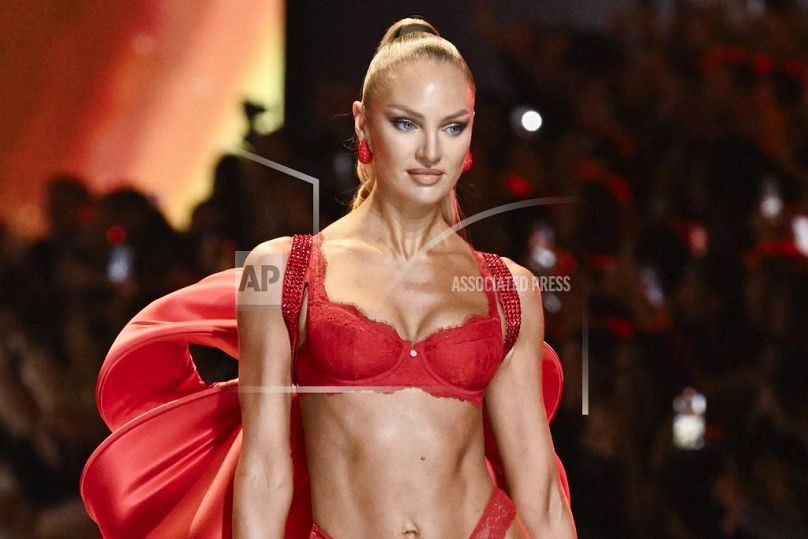 Candice Swanepoel camina por la pasarela durante el desfile de moda de Victoria's Secret el martes 15 de octubre de 2024, en el distrito de Brooklyn de Nueva York.