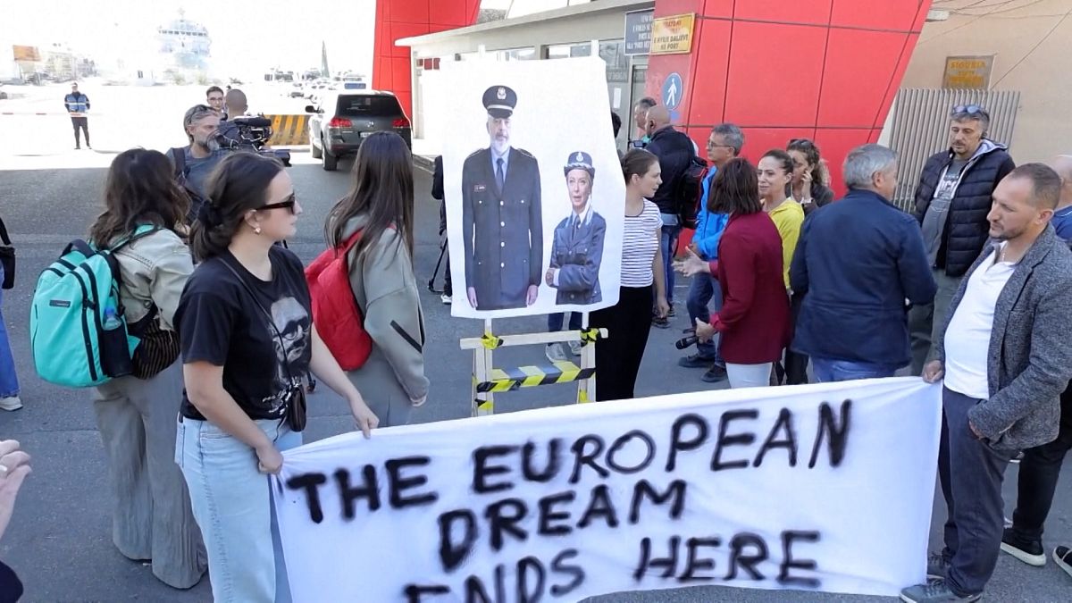 Albanian activists protest the arrival of migrants on Italian ship