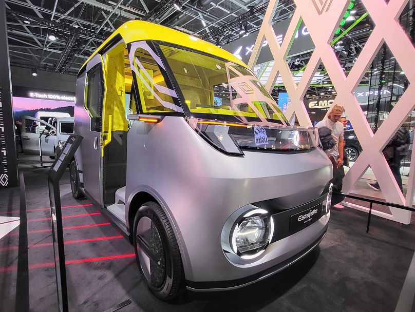 Renault Estafette, новейший грузовой электромобиль французской компании, представленный на парижском мотор-шоу.