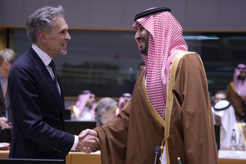 ولي العهد، رئيس وزراء المملكة العربية السعودية  الأمير محمد بن سلمان، إلى اليمين، يصافح رئيس وزراء هولندا ديك شوف 
