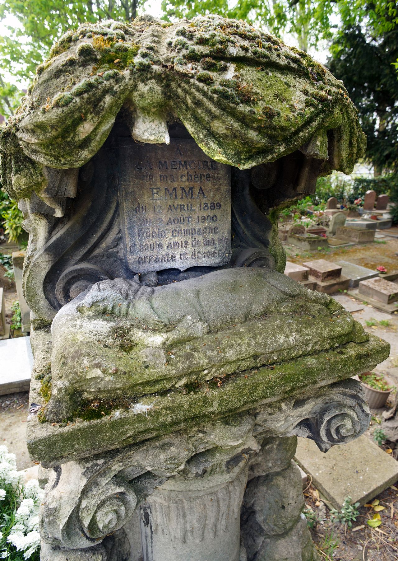 A princess' tribute to her dog named Emma in 1900, Paris, France. 