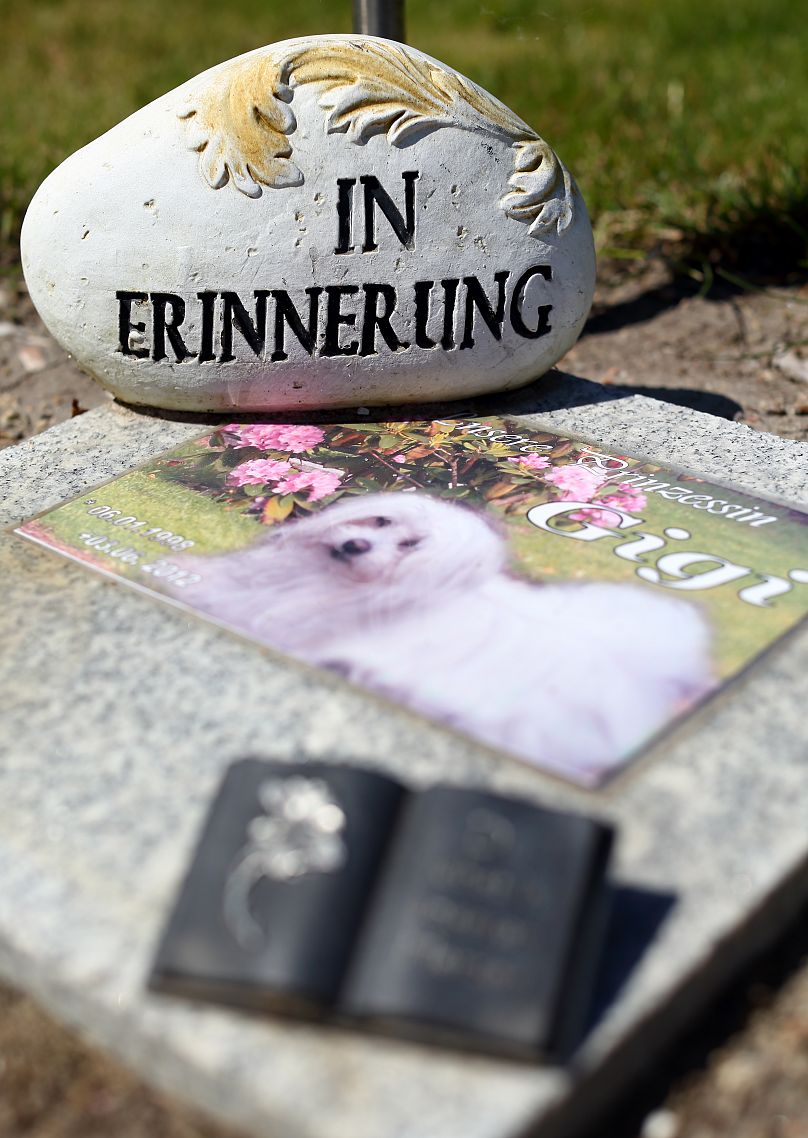 Un tributo per Gigi in un cimitero per animali domestici a Berlino, Germania