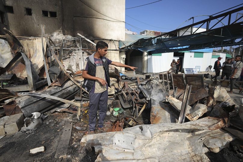 Mohamed al-Dalu montre le site où son frère, Shaban, a été tué dans un incendie après une frappe israélienne à l'hôpital d'Al Aqsa à Deir al-Balah, à Gaza, mercredi 16 octobre