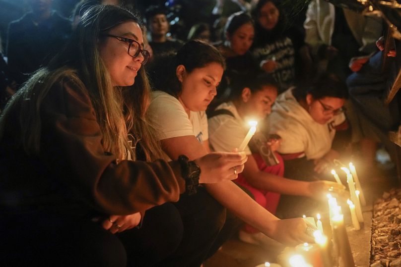 Des fans allument des bougies devant l'hôtel où l'ancien chanteur des One Direction, Liam Payne, a été retrouvé mort après être tombé d'un balcon à Buenos Aires, en Argentine.