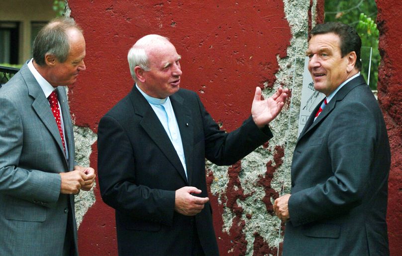 Gerhard Schröder német kancellár és Medgyesi Péter akkori miniszterelnök társaságában a Berlini Fal leomlásának 15. évfordulóján, 2015-ben