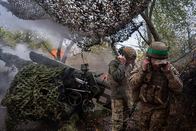 جنود أوكرانيون من لواء خارتيا يطلقون نيران مدفع هاوتزر D-30 باتجاه المواقع الروسية في منطقة خاركيف، أوكرانيا، الأربعاء، 16 أكتوبر/تشرين الأول 2024