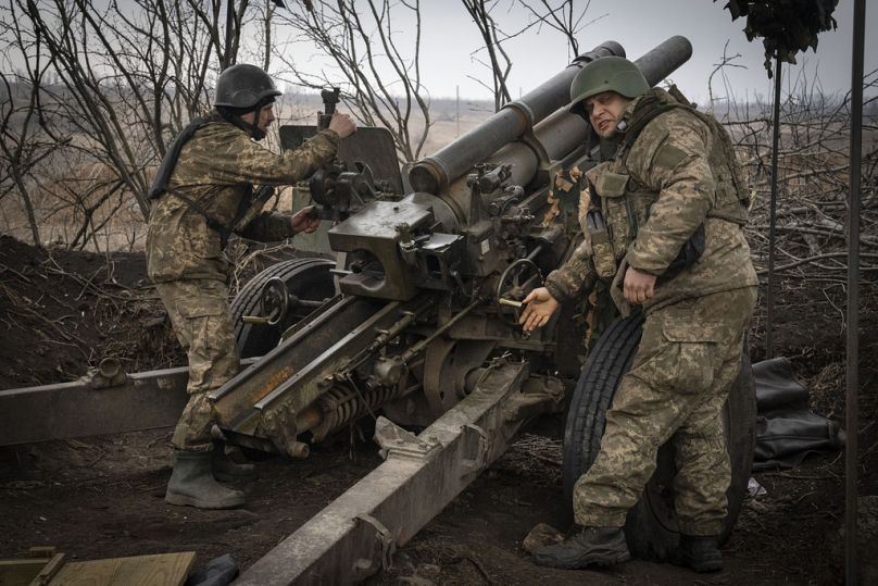 Ukrainische Soldaten der 71. Jägerbrigade feuern eine Haubitze M101 auf russische Stellungen an der Front in der Nähe von Awdijiwka, 22. März 2024. 