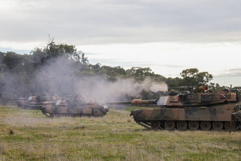 Ein australischer Soldat auf einem  M1A1 Abrams-Kampfpanzer während der Übung Gauntlet Strike auf dem Militärgelände Puckapunyal in Australien, am 26. Juni 2024. 