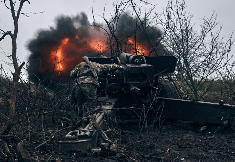 Ukrainische Soldaten feuern mit Artillerie auf russische Stellungen in der Nähe von Bakhmut, Region Donezk, Ukraine, Sonntag, 20. November 2022.