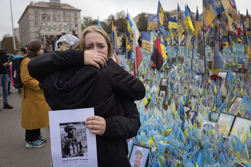 Il minuto di silenzio in memoria dei soldati caduti in occasione della Giornata dei Difensori presso il monumento ai cadutii allestito a Kiev 