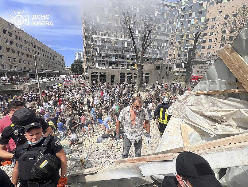 in questa foto rilasciata dal Servizio di emergenza dellUcraina, soccorritori lavorano nel sito dell'ospedale pediatrico di Okhmatdyt colpito dai missili russi, a Kiev