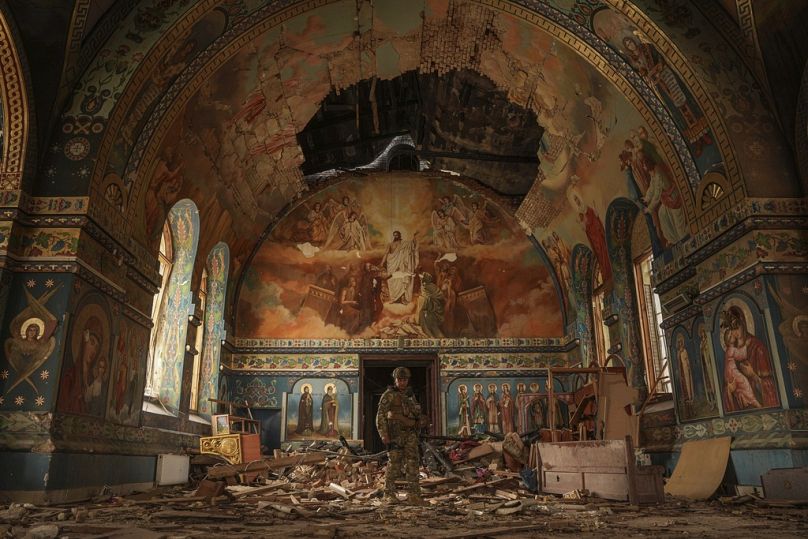 Il militare ucraino Gennadiy Yudin si trova all'interno di una chiesa ortodossa pesantemente danneggiata da un bombardamento russo a Novoekonomichne, Ucraina, 17/09/2024