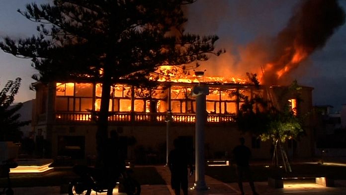 No Comment : bâtiment historique de Chypre ravagé par les flammes