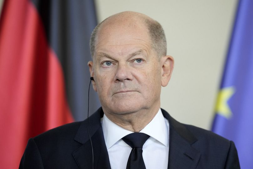 المستشار الألماني أولاف شولتز يستمع إلى الرئيس الأوكراني فولوديمير زيلينسكي في مقر المستشارية في برلين، ألمانيا، الجمعة، 11 أكتوبر/تشرين الأول 2024. 