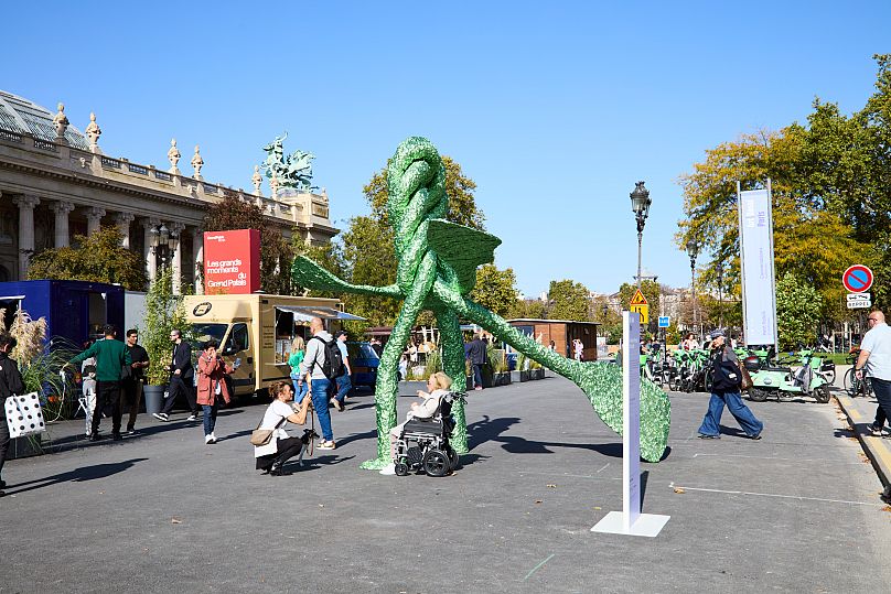 BALMYWISECRACK (2010) de John Chamberlain, une sculpture en aluminium à grande échelle, présentée à l'avenue Winston Churchill.