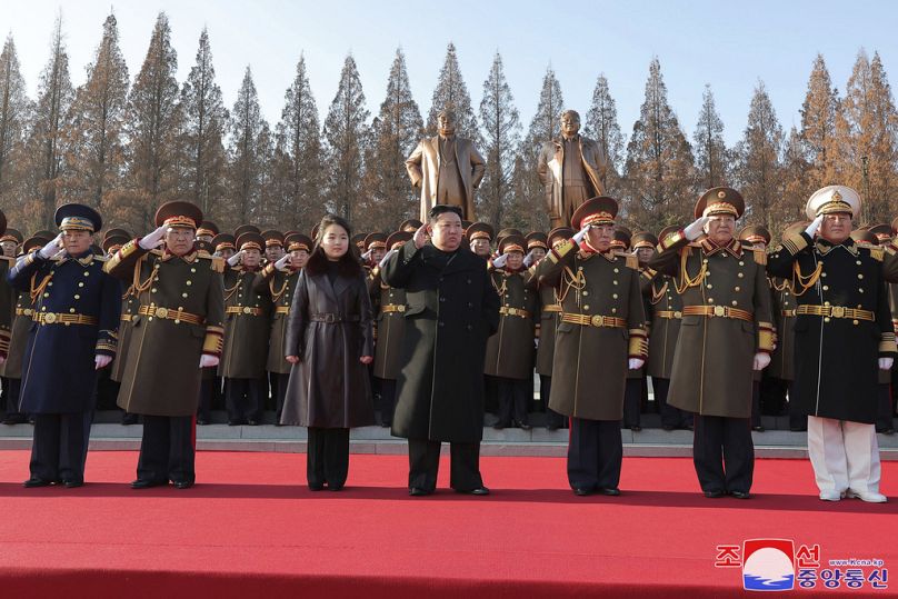 Kuzey Kore lideri Kim Jong Un, ordusunun 76. kuruluş yıldönümünü kutlamak için düzenlenen etkinliklere katılmak üzere Savunma Bakanlığı'nı ziyaret ediyor, 8 Şubat 2024.