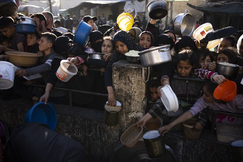  فلسطينيون يصطفون للحصول على وجبة مجانية في رفح، قطاع غزة، في 12 مارس 2024