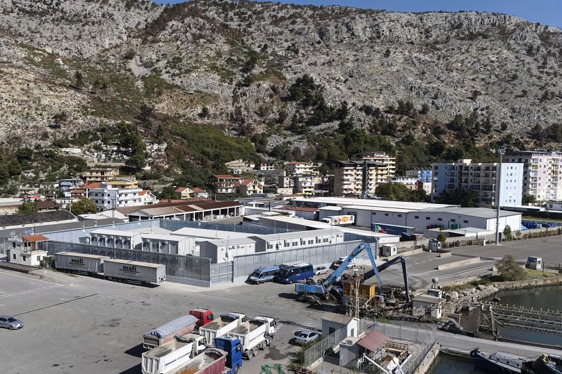 Vue d'un centre de traitement des migrants dans le port de Shengjin, en l'Albanie, le mercredi 16 octobre 2024, après l'arrivée du premier groupe de migrants.