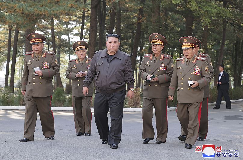  الزعيم الكوري الشمالي كيم جونغ أون خلال زيارة إلى مقر الفيلق الثاني لجيش الشعب الكوري الشمالي في مكان غير معلن في كوريا الشمالية يوم الخميس 17 أكتوبر 2024.