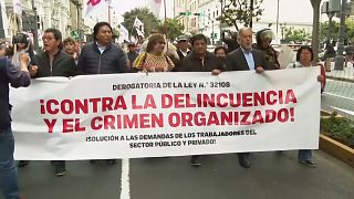 Migliaia di lavoratori, insegnanti e gruppi indigeni hanno manifestato a Lima, 17 ottobre 2024