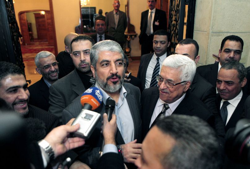  الرئيس الفلسطيني محمود عباس، والقيادي في حركة حماس خالد مشعل يتحدثان إلى الصحفيين بعد اجتماعهما في القاهرة، مصر
