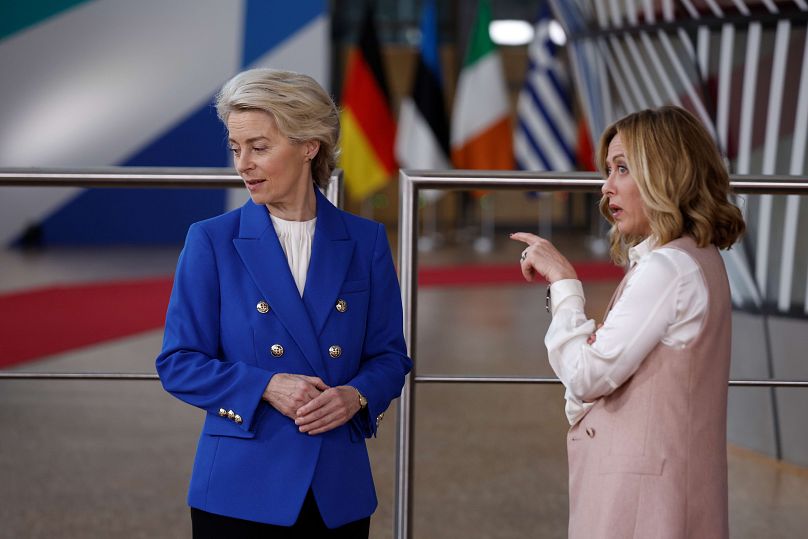 A primeira-ministra italiana, Giorgia Meloni, à direita, fala com a presidente da Comissão Europeia, Ursula von der Leyen
