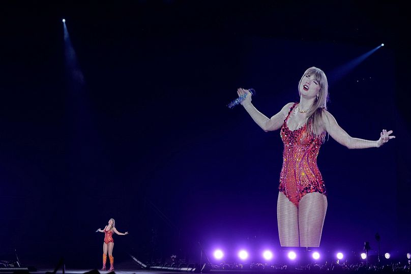 Taylor Swift si esibisce all'Arena Paris Le Defense durante il concerto del suo Eras Tour a Parigi, giovedì 9 maggio 2024