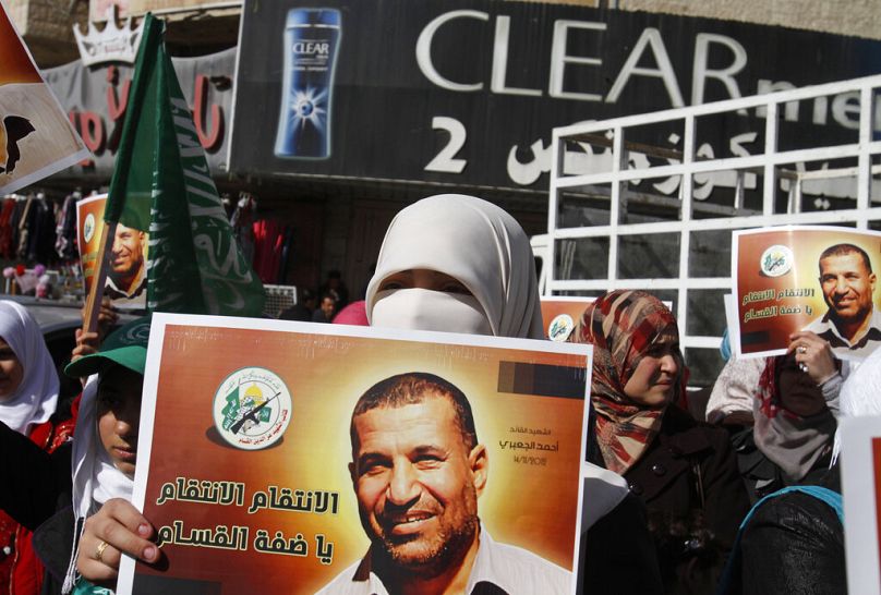 فلسطينيون يحملون صور لأحمد الجعبري أثناء مسيرة لدعم شعب قطاع غزة وضد العمليات العسكرية الإسرائيلية، في مدينة الخليل بالضفة الغربية الجمعة 16 تشرين الثاني 2012.