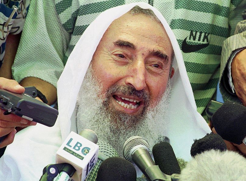 صورة بتاريخ 25 يونيو، 1998، يتحدث الشيخ أحمد ياسين، مؤسس حركة حماس إلى وسائل الإعلام.