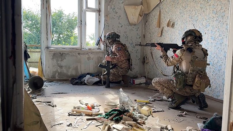 Señaleros militares rusos vistos en un edificio de apartamentos en un lugar no revelado de Ucrania, 17 de octubre de 2024.