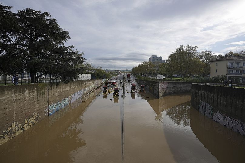 Bomberos bombean agua en Givors después de que las lluvias torrenciales y las inundaciones sumergieran carreteras y vías férreas, 18 de octubre, 2024.