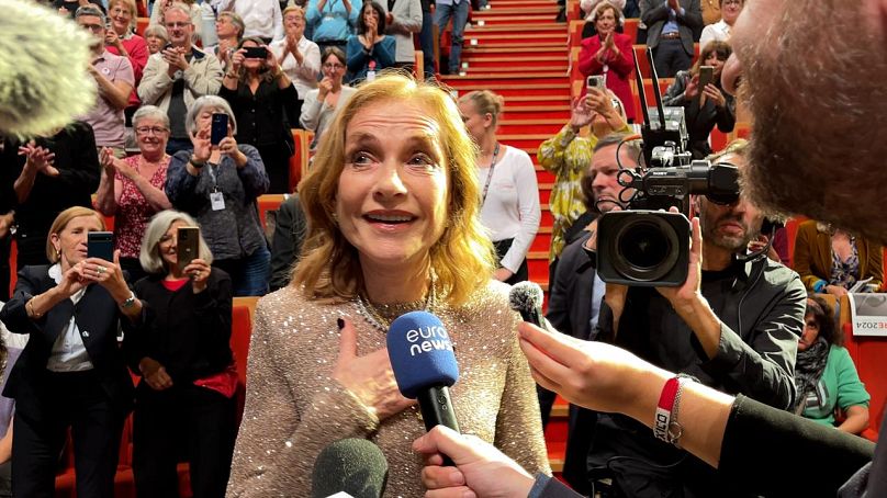 Isabelle Huppert au micro d'Euronews Culture lors de la cérémonie de remise des prix.