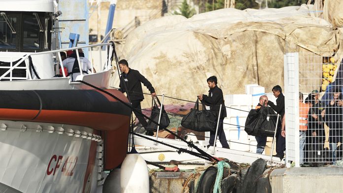 Migranti portati in Albania rientrano in Italia: attesi a Bari