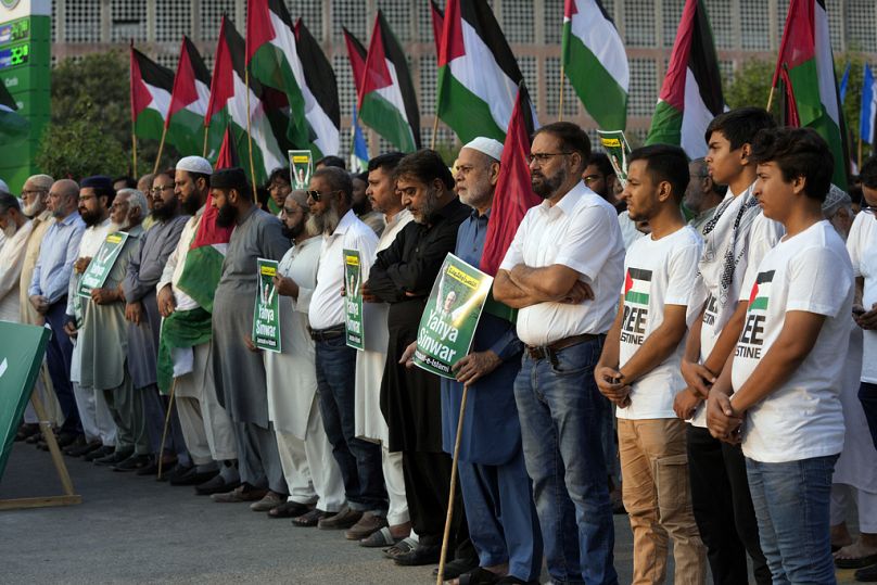 المئات يؤدون صلاة الجنازة على يحيى السنوار في باكستان
