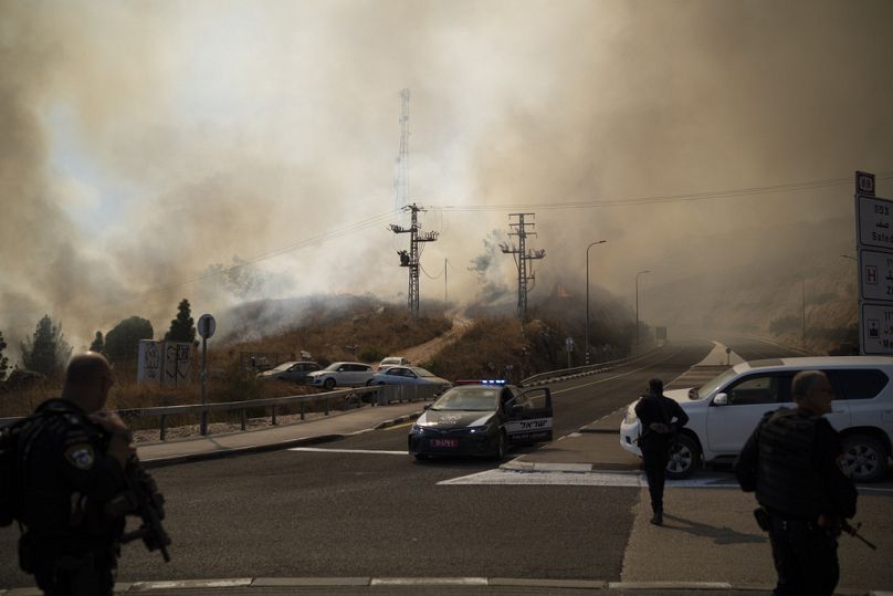 Agentes da polícia israelita junto a um local de incêndio depois de um foguete, disparado do Líbano, ter atingido uma área perto da cidade de Rosh Pinna, no norte de Israel, n