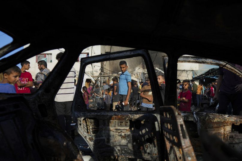 Des Palestiniens observent les dégâts après qu'une frappe israélienne ait touché une tente dans la cour de l'hôpital des Martyrs d'Al Aqsa à Deir al Balah, Gaza, 14.10.2024