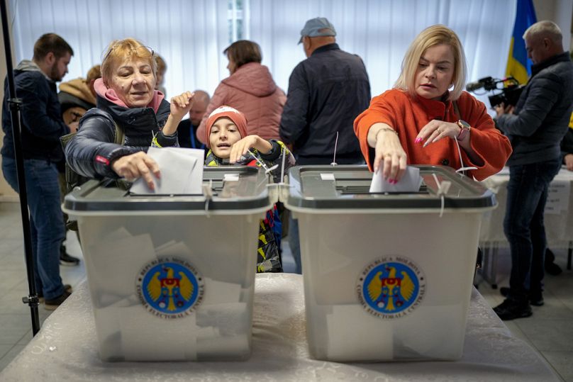 Deux femmes votent à Chisinau, en Moldavie, le dimanche 20 octobre 2024,