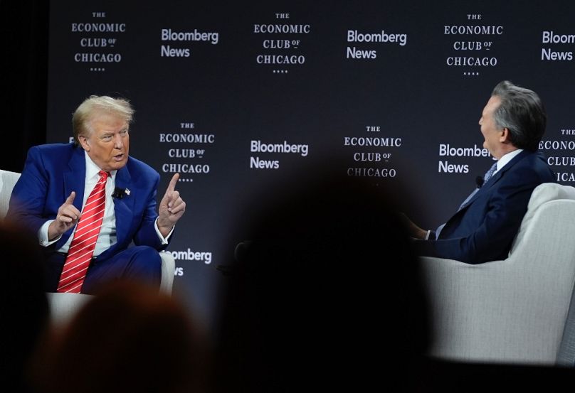 Donald Trump és John Micklethwait a chicagói fórumon, 2024 októberében